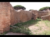 04406 ostia - regio i - insula xiv - caseggiato (i,xiv,9) - 1. raum re des korridors - suedseite - 09-2023.jpg